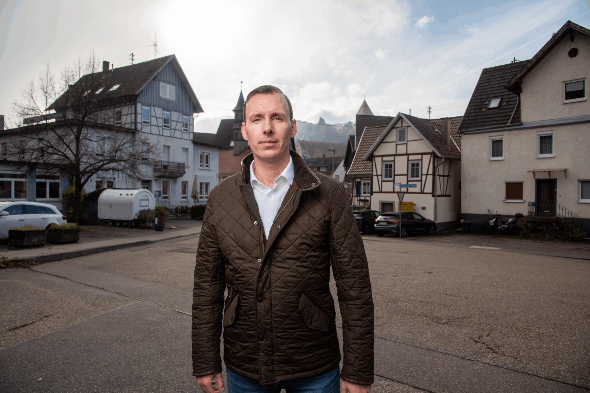 Landtagskandidat Philipp Helber (AfD) aus dem Wahlkreis Rastatt in einer süddeutschen Kleinstadt – authentisches Porträt mit regionalem Hintergrund und bürgernahem Charakter.