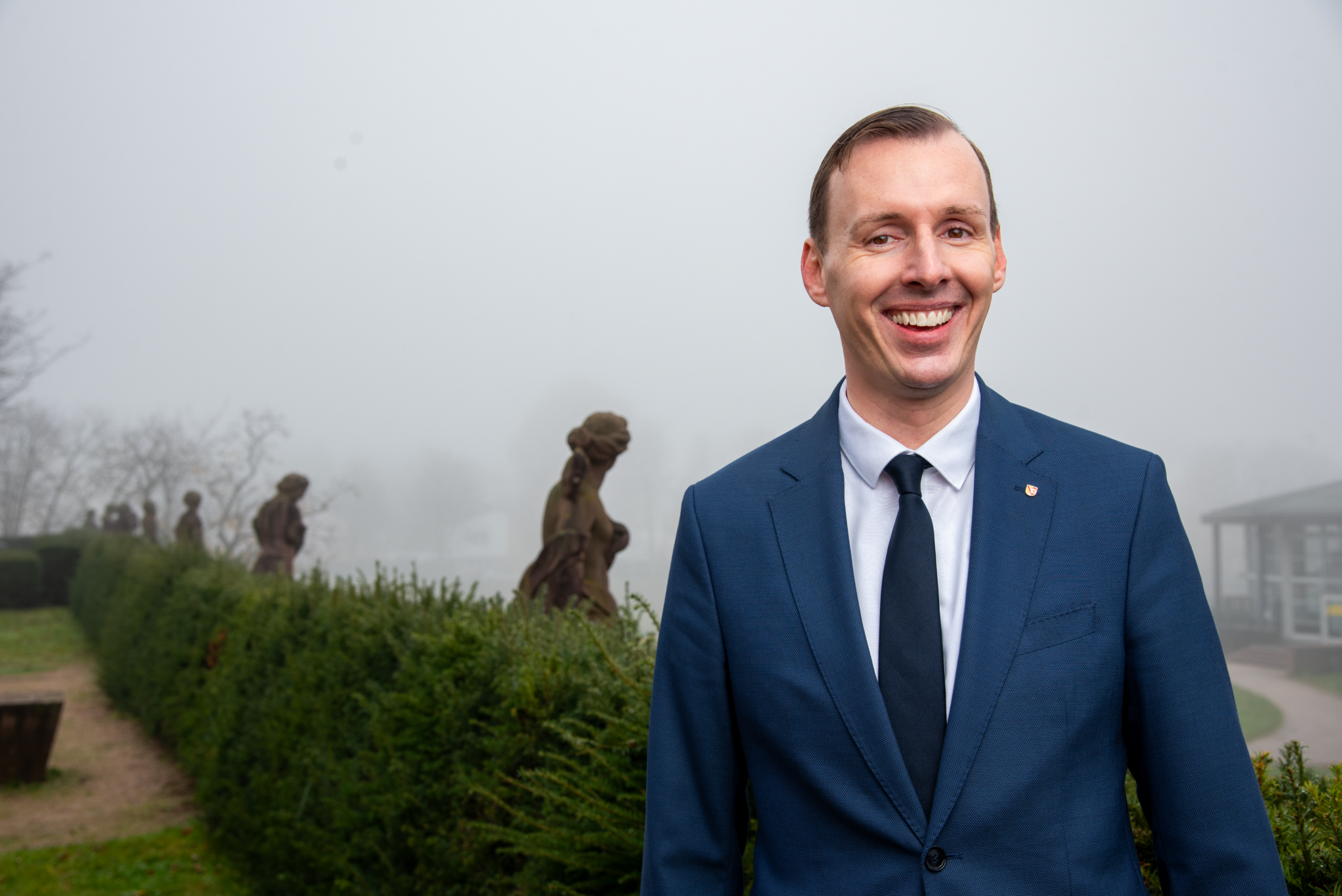 Landtagskandidat Philipp Helber (AfD) aus dem Wahlkreis Rastatt an der Pagodenburg Rastatt – authentisches Porträt mit Nebel im Hintergrund und bürgernahem Charakter.