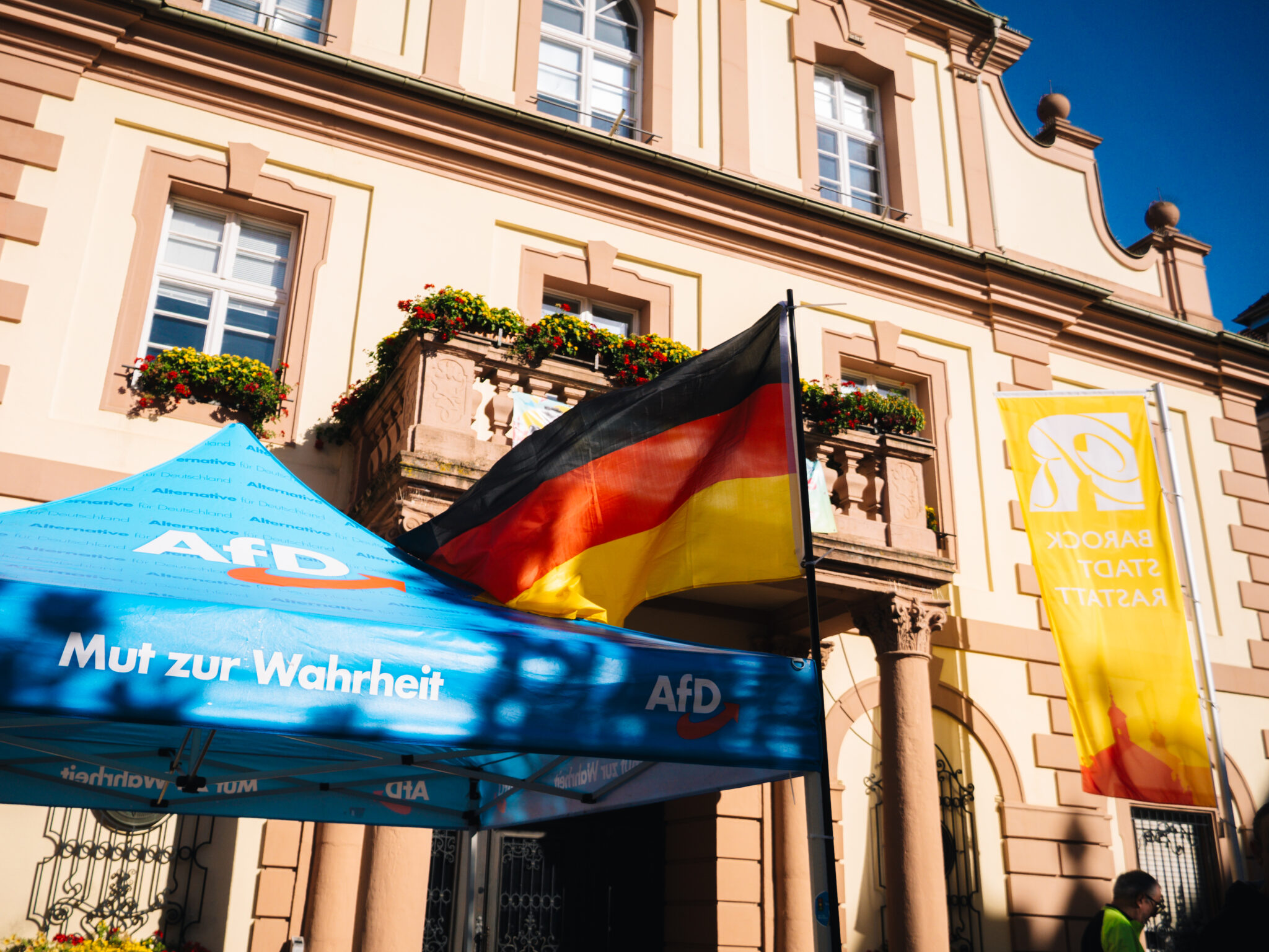 AfD mit Fahnen vor dem historischen Rathaus in Rastatt.