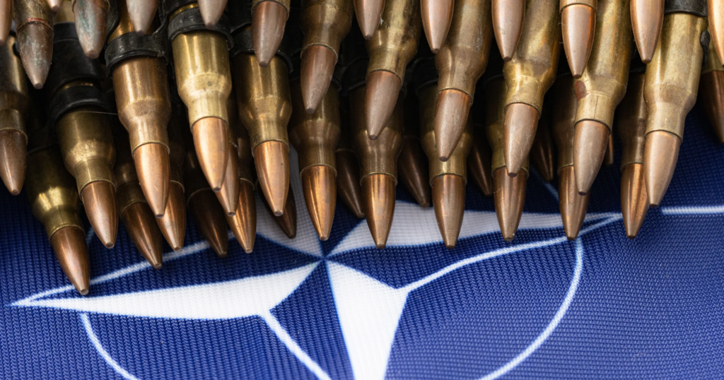 Patronen über dem NATO-Emblem als Symbol für militärische Abschreckung und Sicherheitspolitik